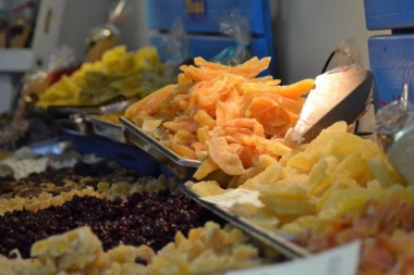 ŠOK SAZNANJE: Evo šta može da vam se DESI, ukoliko jedete previše suvog VOĆA!