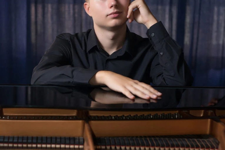 Zbog sviranja klavira preti mu 30.000 dinara kazna: Saslušan komšija koji je prijavio mladog pijanistu iz Niša