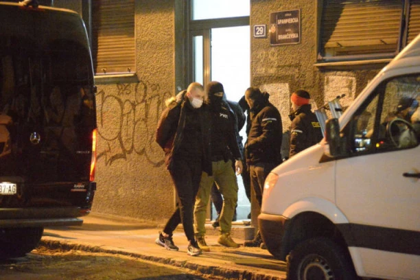 DETALJI SPEKTAKULARNE PLJAČKE JUVELIRNICE U DISELDORFU! U Srbiju satove vredne 3,5 miliona evra unela tajanstvena žena!