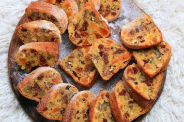 (RECEPT) Praznični KUGLOF: Kolač sa suvim voćem, iznenađenje za najdraže!