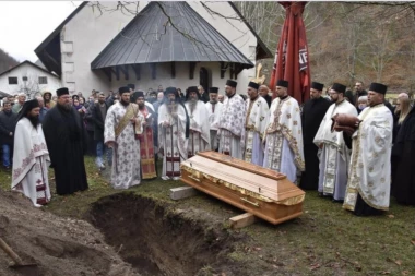 Manastir Glogovac posle šoka zaposela velika tuga: Ubijeni monah Stefan danas sahranjen, ispratilo ga vise stotina ljudi