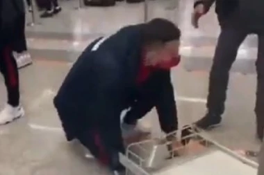(VIDEO) ŠTA TI, DEČKO, RADIŠ: Fudbaler Zvezde se vozio u kolicima za prtljag, pa se izblamirao za sve pare!