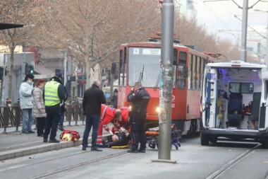 NESREĆA NA NOVOM BEOGRADU KOD BUVLJAKA: Tramvaj priklještio čoveka