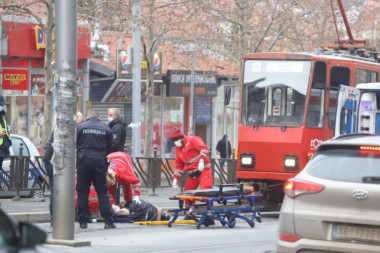 FOTOGRAFIJE SA MESTA NESREĆE! Užas u Bulevaru Kralja Aleksandra: Tramvaj udario muškarca, Hitna pomoć i policija na terenu!