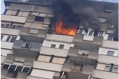 (FOTO, VIDEO) STRAŠAN SNIMAK: Gori stan u Novom Sadu! Kulja dim iz stambene zgrade!
