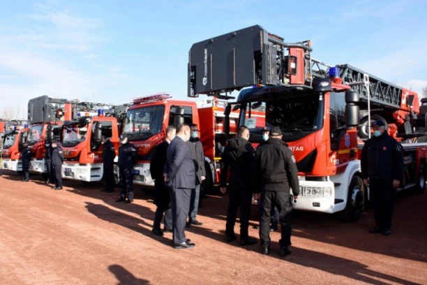 (FOTO) MINISTAR VULIN OBRADOVAO VATROGASCE: 10 novih vozila i pet automehaničkih lestvi