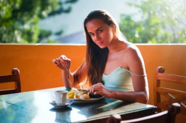 AKO ŽELITE DA SMRŠATE, OVO JE PRAVI SAVET ZA VAS U pržena jaja dodajte OVAJ dodatak i videćete NEVEROVATANO brz efekat!