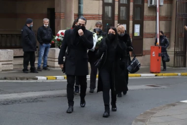 (VIDEO) ISPRED KAPELE MUK: Džejeve ćerke, Adil i bivša supruga Nada nemo primaju izjave saučešća!