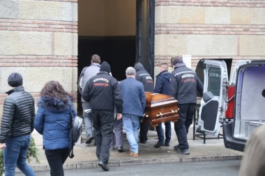 DŽEJEV SANDUK UPRAVO UBAČEN U KAPELU: Jauk sa svih strana!