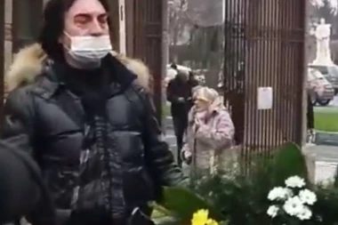 (VIDEO) ACKO NEZIROVIĆ VIDNO POTREŠEN SA VENCEM U RUKAMA DOŠAO U KAPELU, A ZA NJIM I BOBAN RAJOVIĆ!