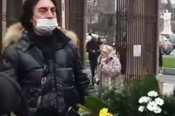 (VIDEO) ACKO NEZIROVIĆ VIDNO POTREŠEN SA VENCEM U RUKAMA DOŠAO U KAPELU, A ZA NJIM I BOBAN RAJOVIĆ!