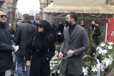 Aleksandra Prijović, Filip i Braja upravo pristigli da isprate Džeja na večni počinak: PEVAČICA VIDNO ISPIJENA UNEZVERENO JE GLEDALA NE BI LI NAŠLA NJEGOVE VOLJENE!