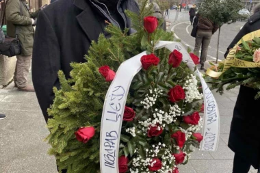 (FOTO) I LUKA BOJOVIĆ POSLAO VENAC: Pogledajte kako se oprostio od legendarnog folkera!