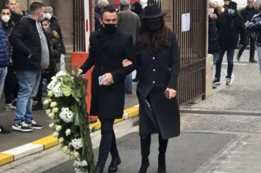 (VIDEO) SVA U CRNOM POJAVILA SE I ONA! Folk diva Ceca Ražnatović ruku pod ruku sa prijateljem došla je na Novo Groblje, KRIJUĆI NEIZMERNU TUGU!