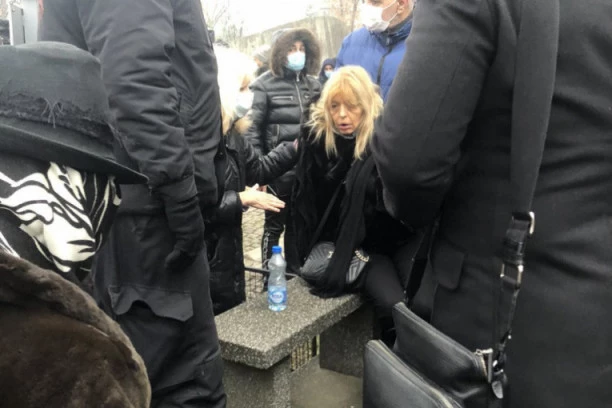 (FOTO, VIDEO) POTRESAN PRIZOR SA SAHRANE! Džejevoj bivšoj ženi Nadi POZLILO PORED GROBA: Podbulog neprepoznatljivog lica se srušila na klupu!