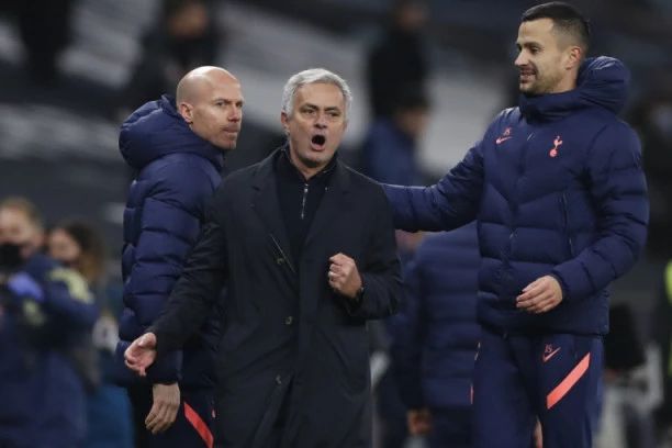 RAT PRED DERBI PREMIJER LIGE: Murinjo ŽESTOKO potkačio Solskjera!