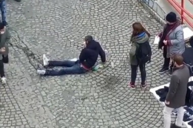 (VIDEO) BRUTALNA TUČA MIGRANATA U CENTRU BEOGRADA: Mladić ostao krvav da sedi na zemlji, prolaznici mu pomogli