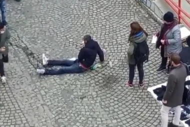 (VIDEO) BRUTALNA TUČA MIGRANATA U CENTRU BEOGRADA: Mladić ostao krvav da sedi na zemlji, prolaznici mu pomogli