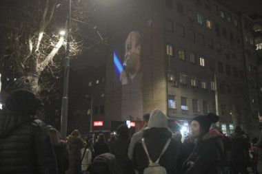 (FOTO, VIDEO) Ulicama odzvanjaju Džejove pesme: Pogledajte kako se Beograđani opraštaju od voljenog pevača, krenuće vam suze na oči!