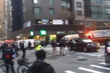 (VIDEO) DRAMA U NJUJORKU: Vozilo udarilo u grupu pešaka, ima povređenih!