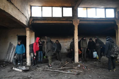 (FOTO) VELIKA AKCIJA POLICIJE! Zatečeno preko 300 ILEGALNIH MIGRANATA širom Kikinde i na Horgošu!