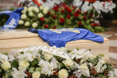 FILMSKI OPROŠTAJ OD LEGENDE: Italija u SUZAMA, sahranjen PROSLAVLJENI GOLGETER Paolo Rosi!