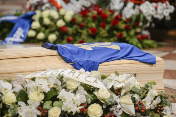 FILMSKI OPROŠTAJ OD LEGENDE: Italija u SUZAMA, sahranjen PROSLAVLJENI GOLGETER Paolo Rosi!