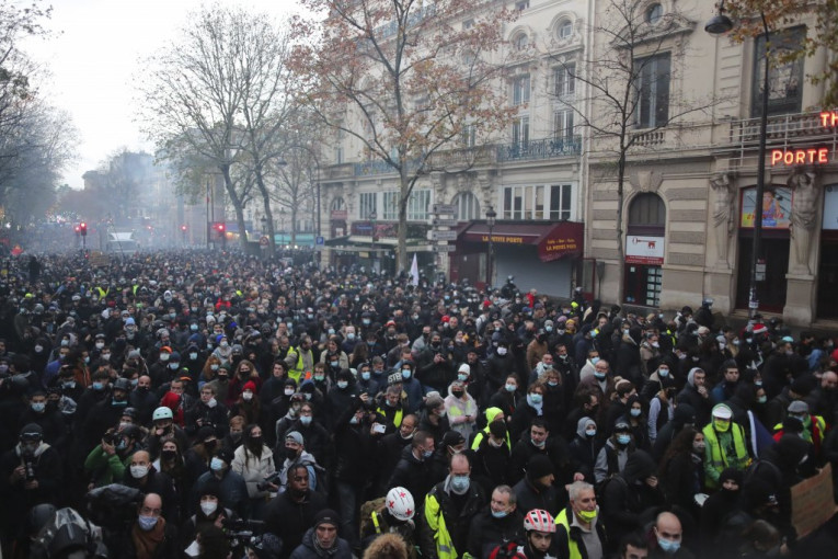 VOZOVI STOJE, ŠKOLE ZATVORENE, RADNICI NE IDU NA POSAO! Francuzi na ulicama zbog još jedne penzione reforme!