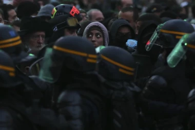 NADA ZA STOTINE HILJADA MIGRANATA: Ubuduće lakše do FRANCUSKOG DRŽAVLJANSTVA!