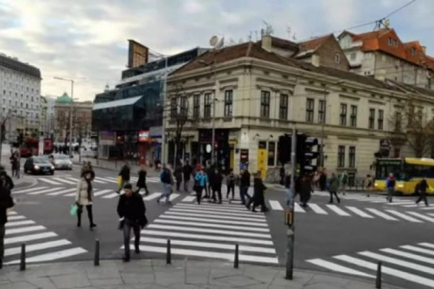 (VIDEO) KAKO SE PRELAZI NOVI PEŠAČKI U CENTRU? Zasad se pokazao dobro, ali sutra ga zbog JEDNOG problema čeka pravi test!