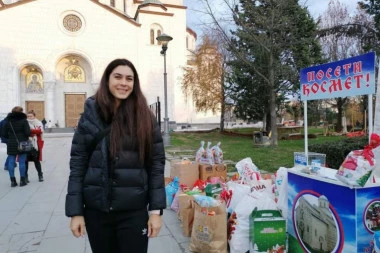 PAKETIĆI ZA DECU SA KiM: Olimpijska šampionka Milica Mandić podržala humanitarnu akciju!