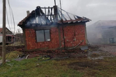 (FOTO) UŽAS U SELU GRACE: Izgorela kuća osmočlane porodice Mihajlović! Kancelarija za KiM hitno reagovala
