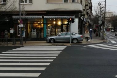 (FOTO, VIDEO) PREKARDAŠIO SVAKU MERU! Zloupotrebio raskrsnicu u centru Beograda: Parkirao na pešačkom, pa otišao PO PICU!
