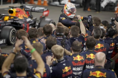 FERŠTAPEN POKIDAO U ABU DABIJU: "Leteći Holanđanin" OSTAVIO HAMILTONA U PRAŠINI na putu ka pobedi u poslednjoj trci sezone!