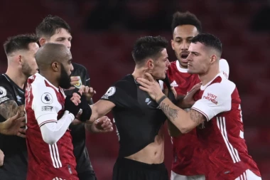 ARSENAL NE MOŽE NIŽE DA PADNE: Albanski provokator DAVIO PROTIVNIKA, pa dobio DIREKTAN CRVENI - Lester rutinski sa Brajtonom!