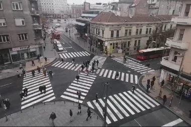 (VIDEO) EKSKLUZIVNI SNIMAK SA ZGRADE DOMA OMLADINE: Pogledajte kako se Beograđani snalaze na novom pešačkom prelazu u centru prestonice
