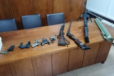(FOTO) Uhapšen "Rambo" u Smederevu: Policija pronašla brdo oružja u kući
