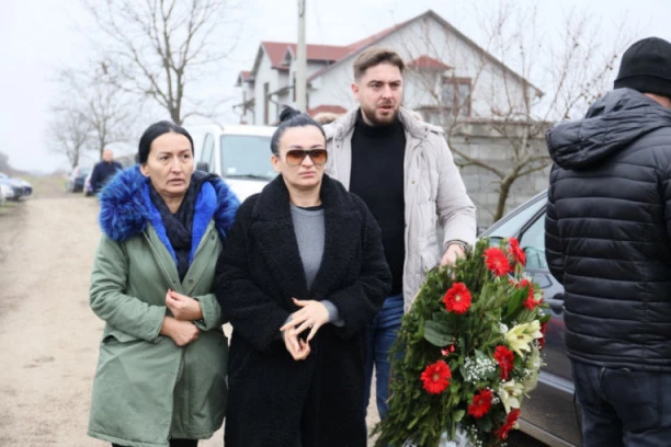 (FOTO, VIDEO) ANDREANA ČEKIĆ UPRAVO JE PRISTIGLA DA SAUČESTVUJE U BOLU SA SVOJIM KUMOM DARKOM: Utučena sa bolnim izrazom lica nije mogla da sakrije tugu!