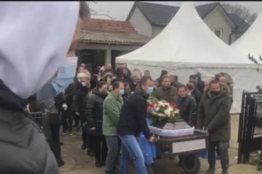 (VIDEO) DA SE DUŠA RASPADNE OD TUGE I BOLA! Tužan ispraćaj Darkovog oca uz njegove harmonikaše: Krici i jauci se prolamaju pored sanduka!