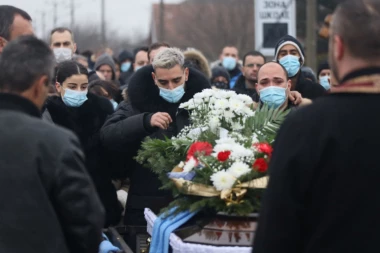 (FOTO, VIDEO) OKUPLJANJE ISPRED DOMA LAZIĆA ZA ISPRAĆAJ DARKOVOG OCA NA VEČNI POČINAK: Pevač vidno potrešen nemo prima izjave saučešća u dvorištu!