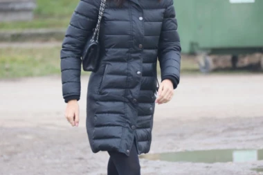 Aleksandra Prijović skrhana bolom došla da podrži kolegu Darka: BLEDA KAO KRPA, JEDVA PREPOZNATLJIVA SA CRNOM MASKOM!