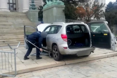 (FOTO) HAOS ISPRED SKUPŠTINE: Automobilom probio zaštitnu ogradu!