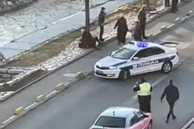 (VIDEO) Snimci sa mesta pucnjave u Novom Pazaru: Sirene zavijaju, ljudi leže na ulici