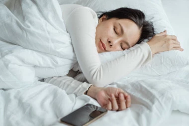 Da li je štetno po zdravlje da nam telefon ostane u krevetu dok spavamo?