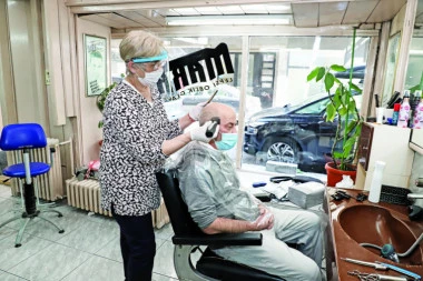 (FOTO) NEMA FRIZERA AKO SE NE POŠTUJE OVA MERA: Posebna poruka za mušterije izazvala HAOS NA DRUŠTVENIM MREŽAMA!