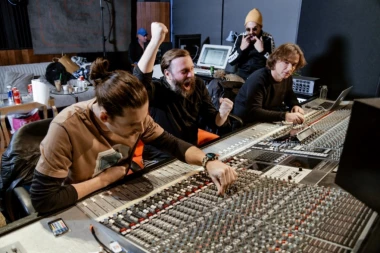 SKAJ VIKLER I ŽELJKO MITROVIĆ ZAJEDNIČKOM FANK PESMOM RASPAMETILI MUZIČARE BEOGRADSKE FILHARMONIJE!