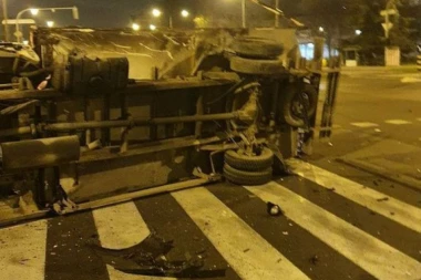 (FOTO) Kombi prevrnut, auto slupan, gajbe rasute po putu: Teška nesreća u Novom Sadu!