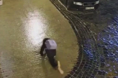 (HIT VIDEO) DRŽ, NE DAJ! Ljuta borba žene sa poledicom: Pada, klizi, puzi - SMEJAĆETE SE DO SUZA!