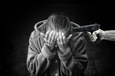 STRAVIČAN ZLOČIN U NOVOM SADU: Ubio suprugu, pa pokušao sebi da presudi!