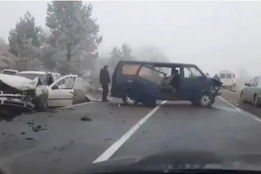 (FOTO, VIDEO) STRAVIČNA SAOBRAĆAJKA KOD SJENICE: Sudar kombija i auta, haos na sve strane!